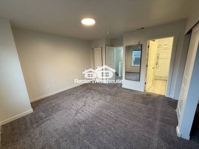 Building Photo - Modern condo, conveniently located!