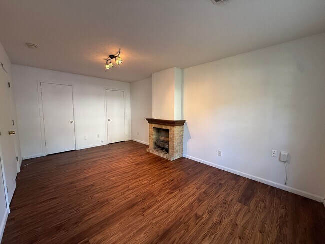 Building Photo - Charming 3 Bedroom 1 Bath Home AVAILABLE NOW!!