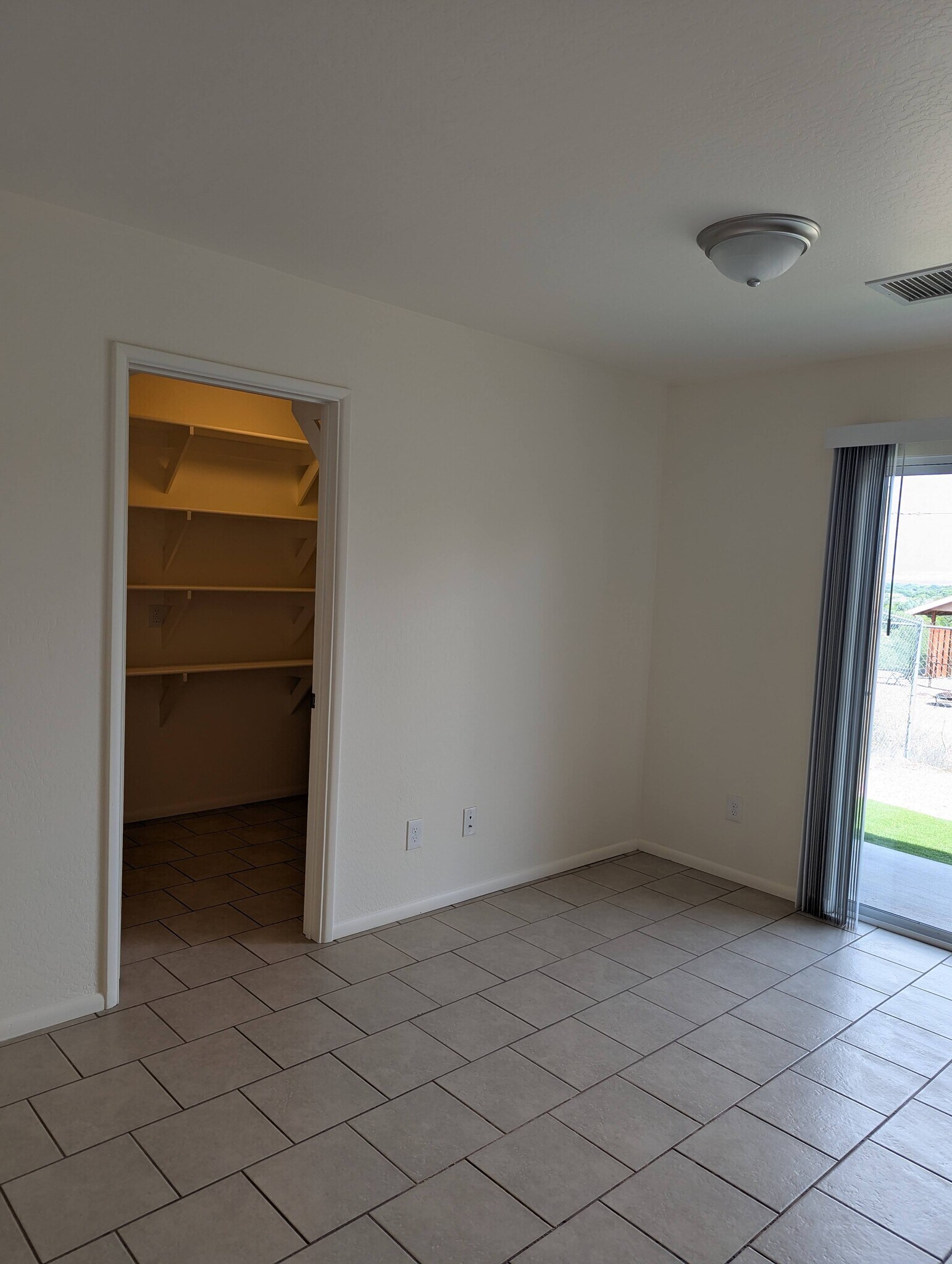 Building Photo - 354 W Hollamon St