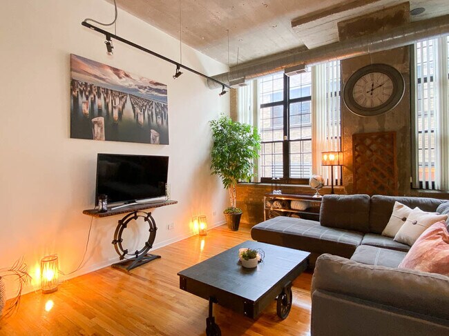 Building Photo - 17 N Loomis St