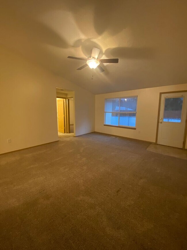 Building Photo - Comfortable 3 Bedroom Home in Hickory Hills