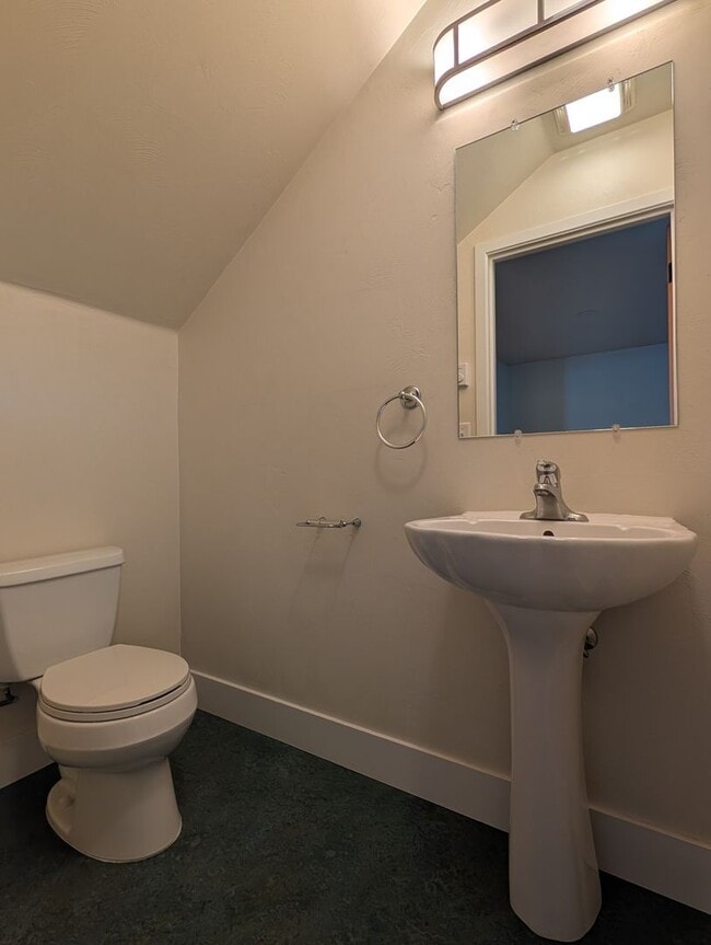 Building Photo - Beautiful 2-Bedroom, 2.5-Bath Condo Near A...