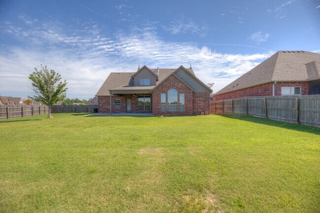 Building Photo - 1317 W Dover St