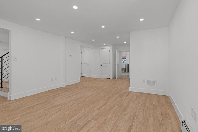Building Photo - 122 E Richardson Ave