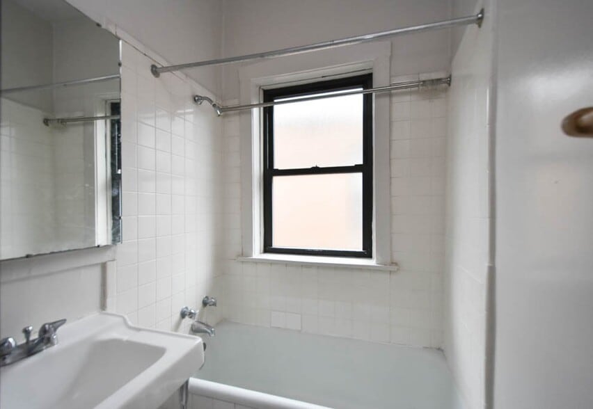 Building Photo - 805 Dempster St