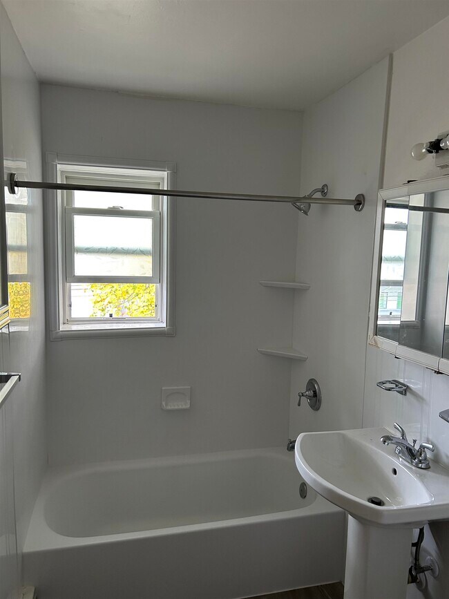 Building Photo - 513-515 Grand Ave