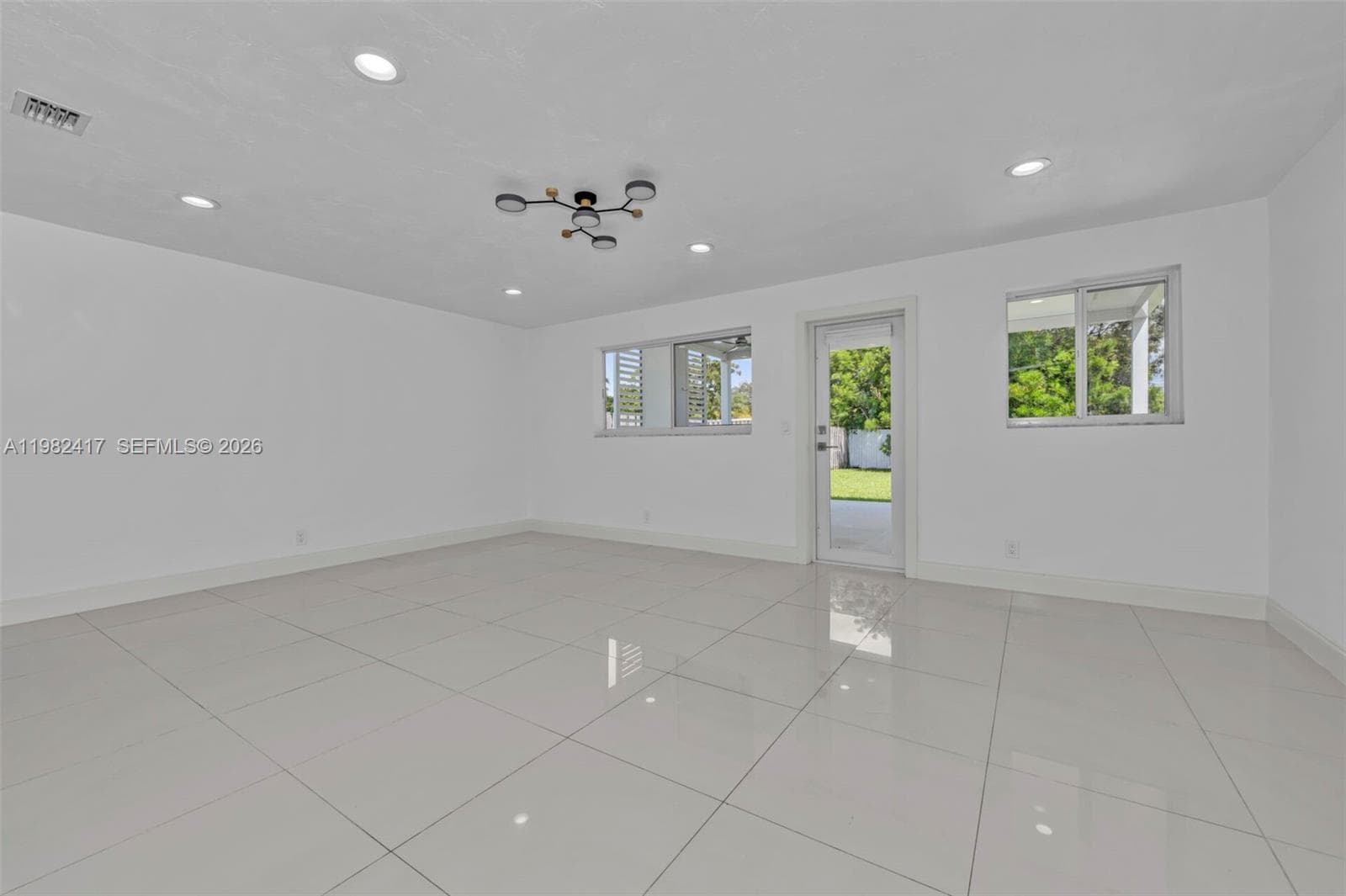 Building Photo - 104 SW 7th St