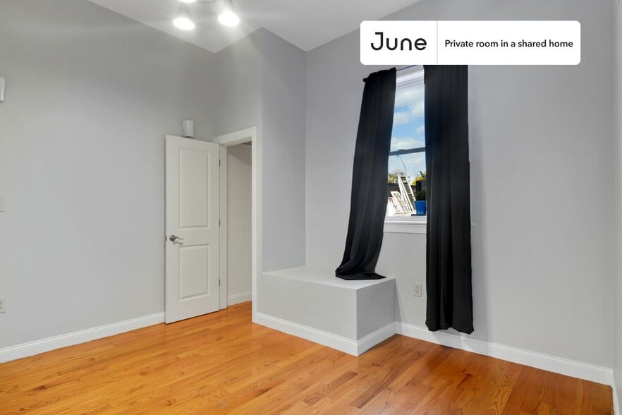 Building Photo - Room in Shared 5 bed/2.5 bath home in Roxbury