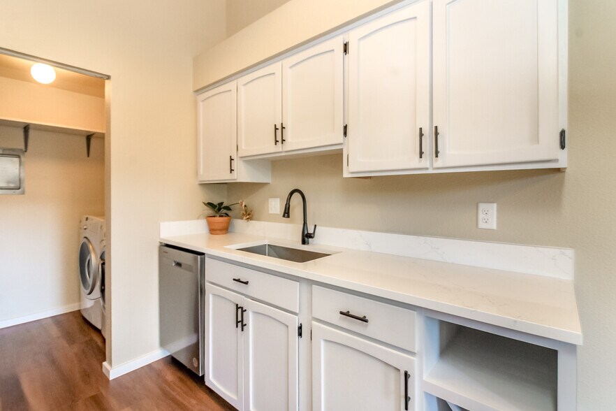 Building Photo - 7308 N Skyview Ln