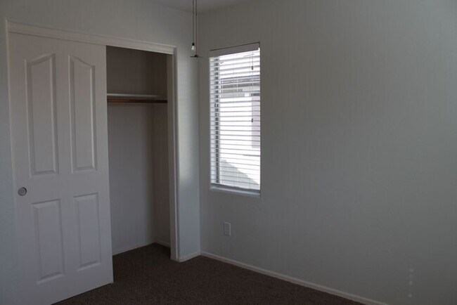 Building Photo - Beautiful 4 Bedroom in Lyons Gate!