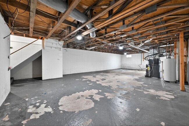 Building Photo - Beautiful 2 Bedroom, 1 Bathroom Condo In W...