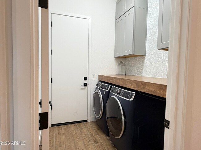 Building Photo - 10849 E Thunderbolt Ave