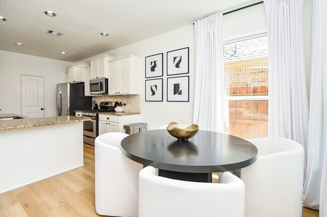 Building Photo - 24119 Via Renata Dr