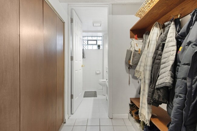 Building Photo - Gorgeous 3 Bedroom In Saint Anthony Village - Dogs Welcome!