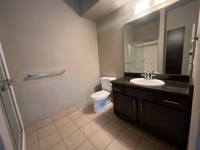 Building Photo - 2 BEDROOM 2 BATH GREAT LOCATION