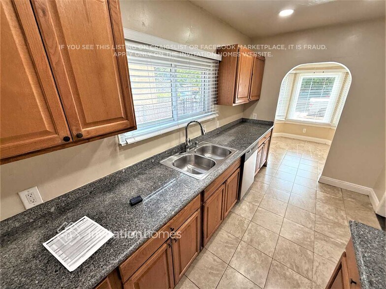 Building Photo - 6046 6th Ave