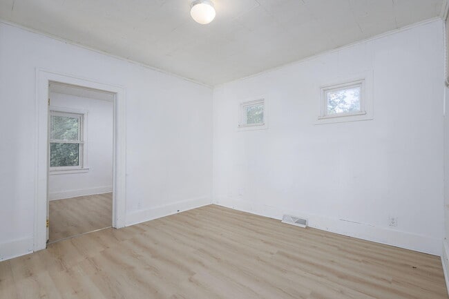 Building Photo - 5021 Anatole St
