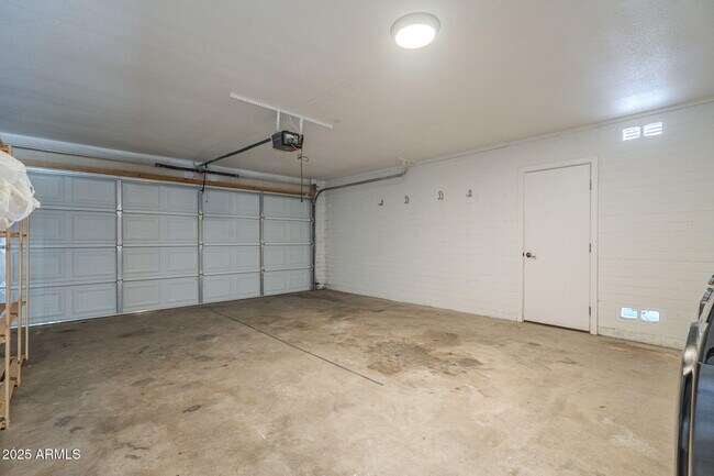 Building Photo - 2030 E Duke Dr