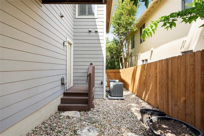 Building Photo - 3814 Ridgelea Dr