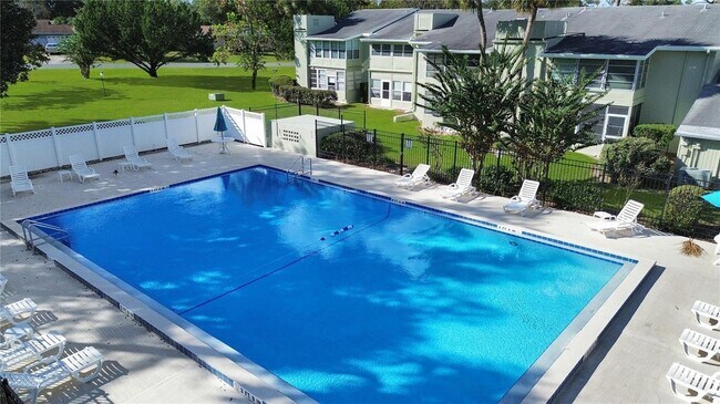 Building Photo - 600 Fairways Cir