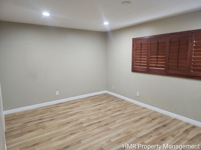 Building Photo - Large Condo in Claremont