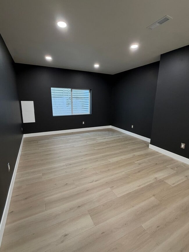 Building Photo - 4481 Iron Mountain Dr