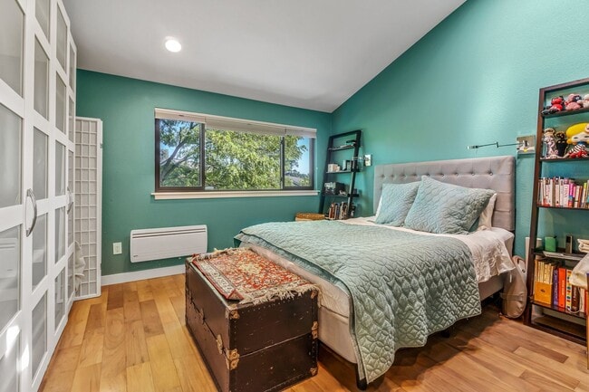 Building Photo - 2+ Bed 2.5 Bath East Madison Townhouse