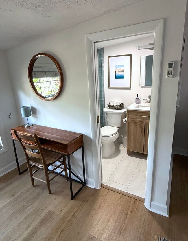 Building Photo - 2 Bedroom 2 Bath Annual Furnished Cottage ...