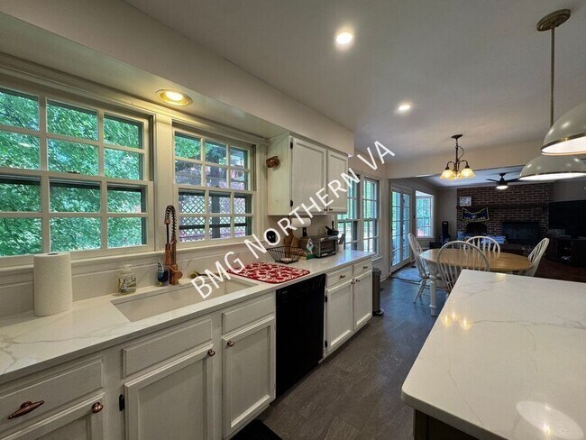Building Photo - 10205 Daylily Ct