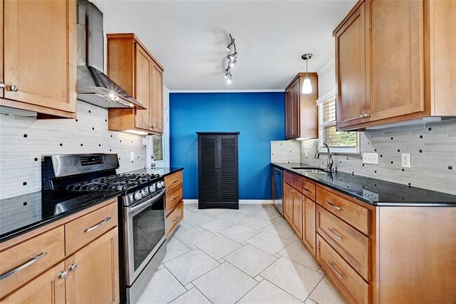 Building Photo - 1203 W 40th St