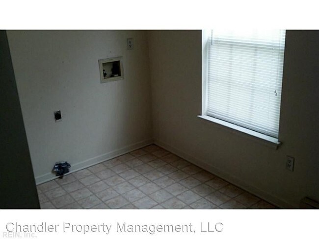 Building Photo - 318 E Little Creek Rd