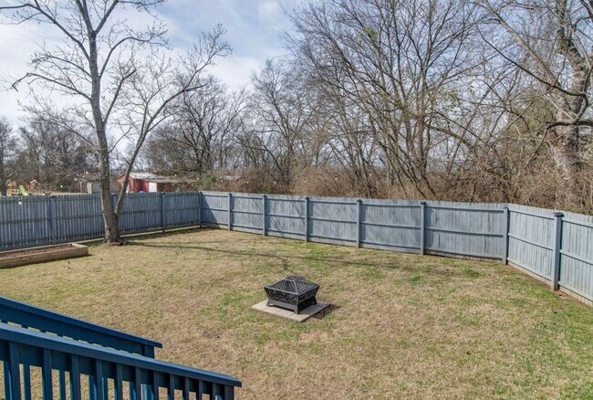 Building Photo - Hillside