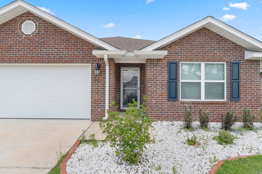 Building Photo - 7805 Lakeside Oaks Dr