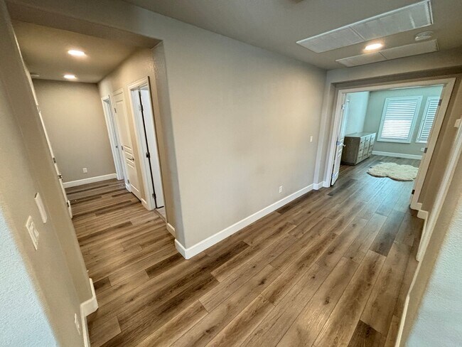 Building Photo - Contemporary 4Bed/3Bath/3 Car/+ Loft -residence located in the Silverado Ranch area