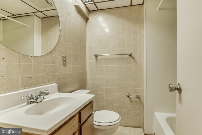 Building Photo - 3025 Ellenwood Dr