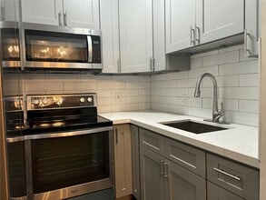 Building Photo - 15240 NE 8th Ave