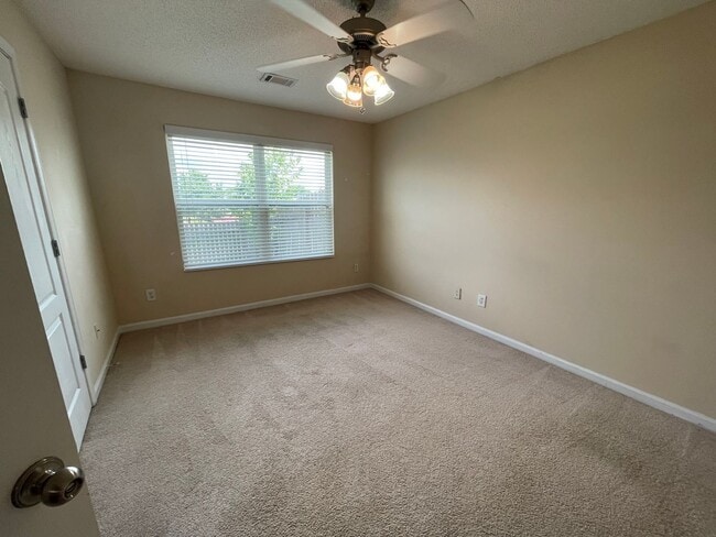 Building Photo - Pre-Leasing for August 2026 WITH FENCED IN YARD!