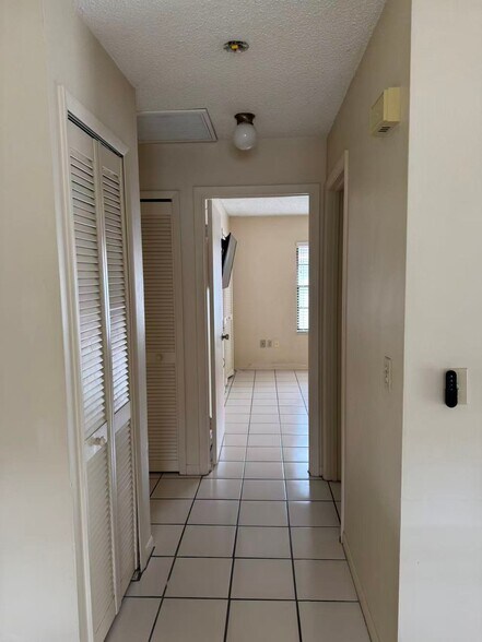 Building Photo - 4370 Sandhurst Dr