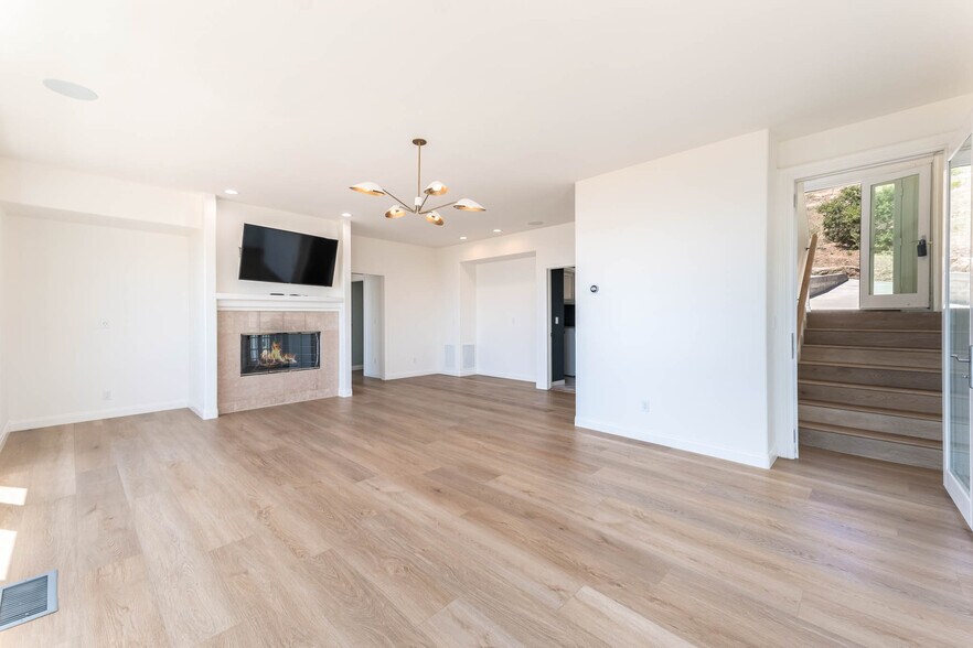Building Photo - 1112 Mesa Dr