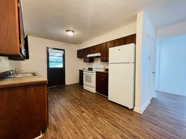 Building Photo - 802 W Main St