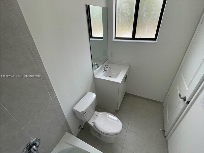 Building Photo - 969 NE 211th St