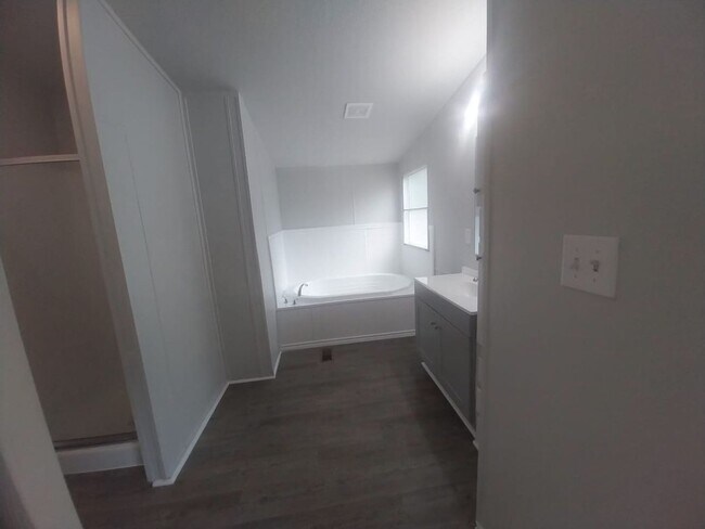 Building Photo - Stunning Manufactured house ready to move in!