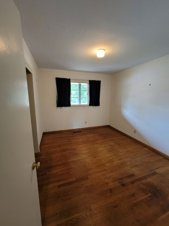 Building Photo - Cozy 3 Bedroom Home for Rent on Parkview Blvd