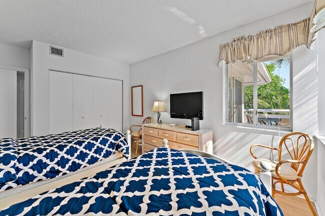 Building Photo - 353 S US Hwy 1