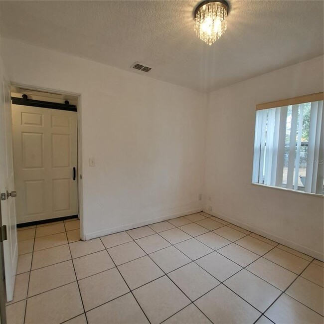 Building Photo - 627 61st Ave S