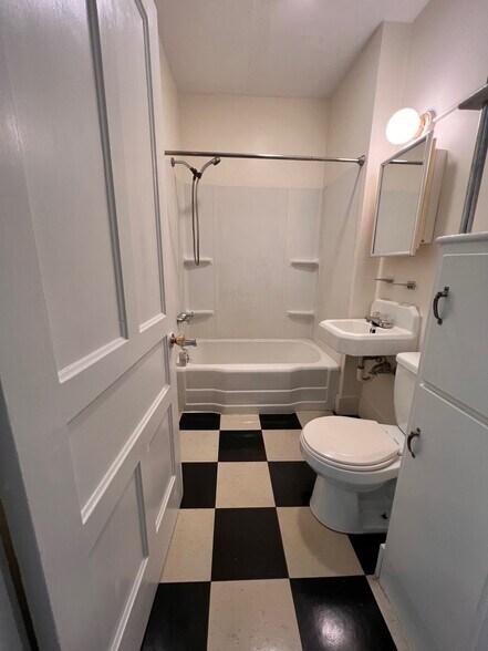 Building Photo - 116 N Seminary St