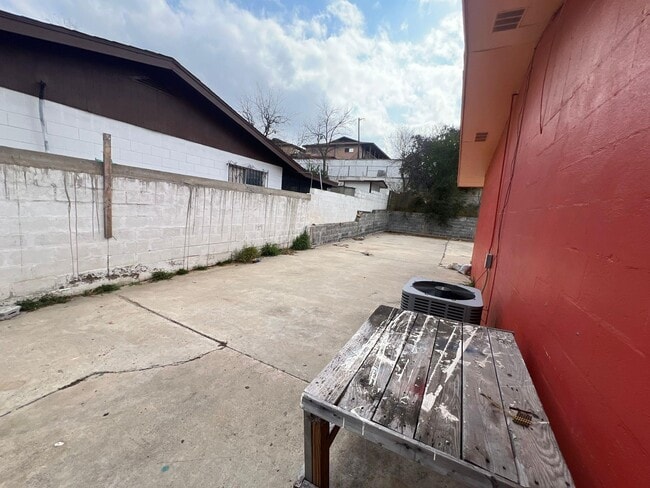 Building Photo - 2703 Diaz St
