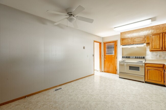 Building Photo - 2 bedroom, 1 bath unit in the heart of Eas...