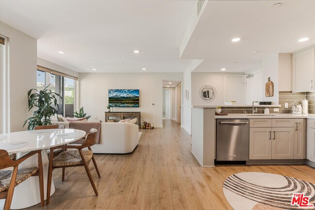 Building Photo - 6030 S Seabluff Dr