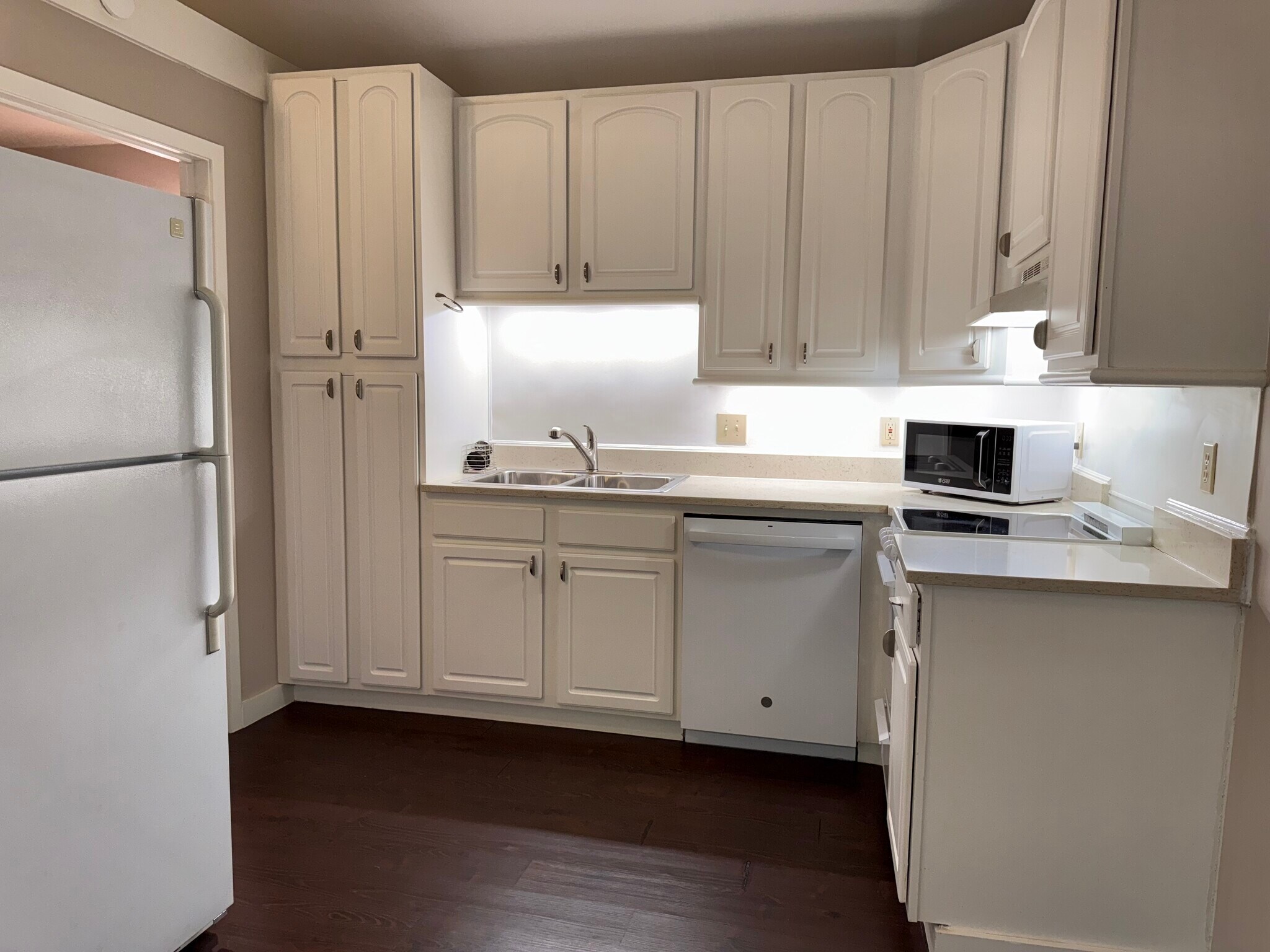 Kitchen with refrigerator, dishwasher, range, disposer and microwave - 3925 Gaspar Dr